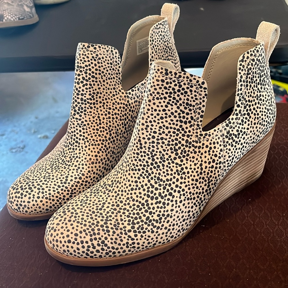 Like new TOMS leopard print wedges